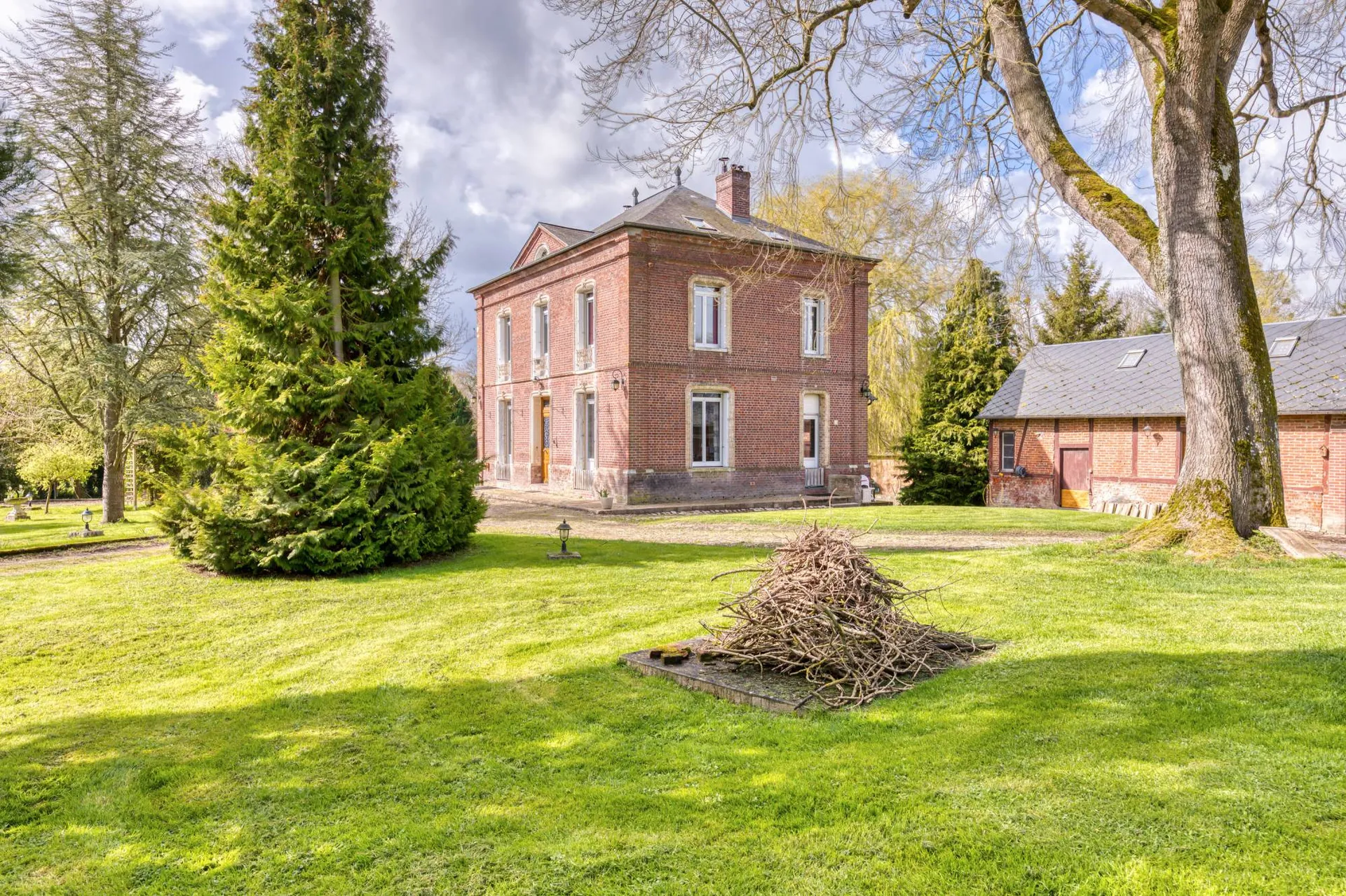 A vendre maison de maître et dépendances sur parc d'1 hectare : une opportunité unique dans le Pays de Bray.