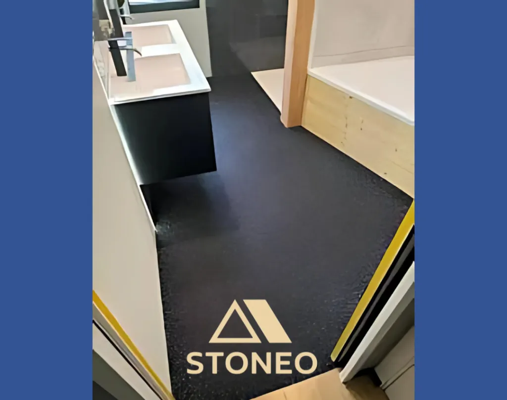 Moquette de pierre salle de bain sol intérieur marbre résine non-glissant esthétique avantages par rapport au carrelage parquet lino béton ciré revêtement sans joint à St Marcellin au sud de Grenoble Isère 38 et 26 ou 07