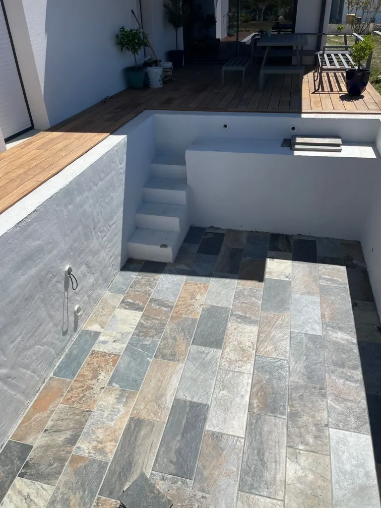 Sublimez vos abords de piscine avec notre carrelage extérieur antidérapant 30x60cm, disponible près de Rouen et à Isneauville.