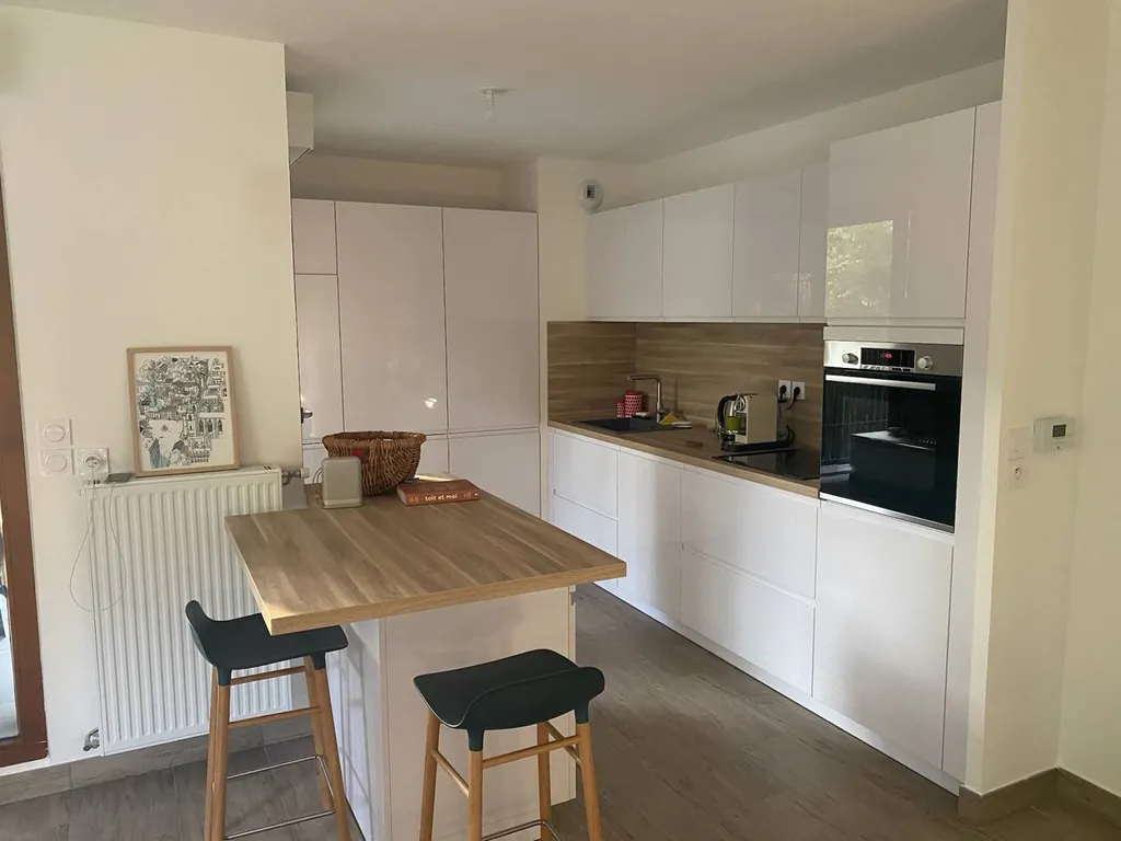 Cuisine blanche conçue par un cuisiniste à Chasse sur Rhone