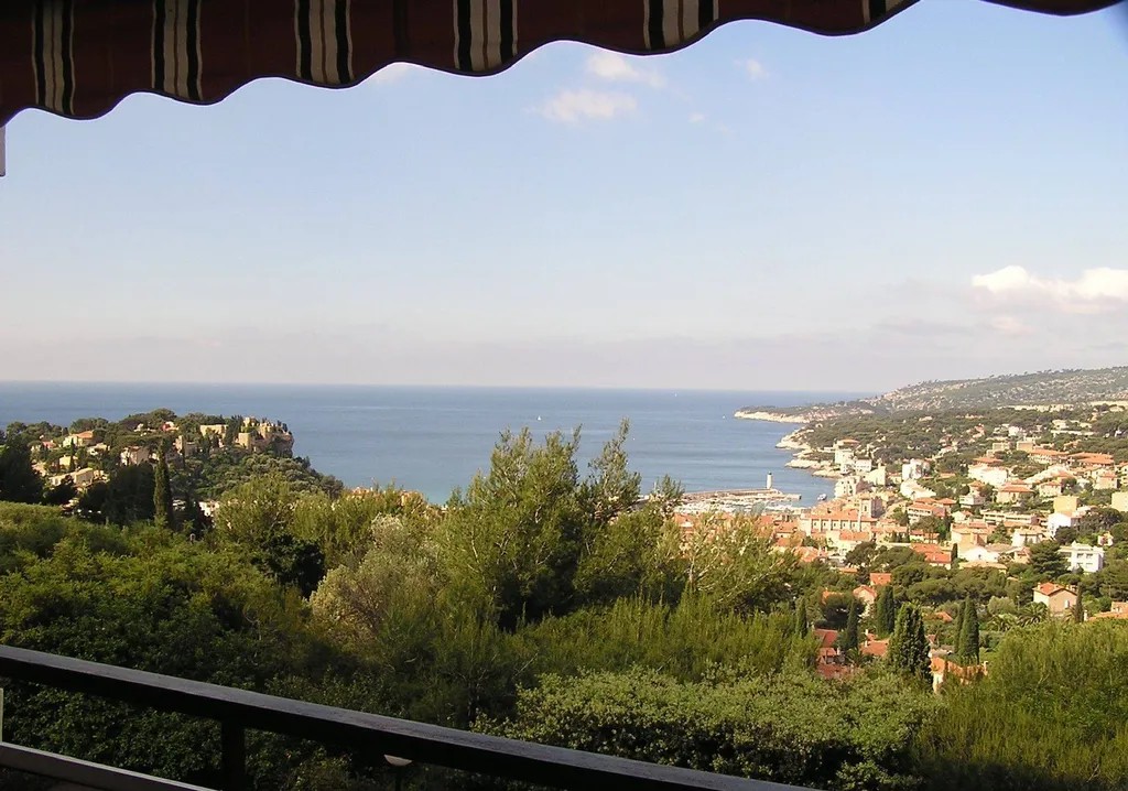 Appartement T4 Cassis donnant sur terrasse vue mer dans résidence de standing avec piscine, ascenseur, garage et caves 