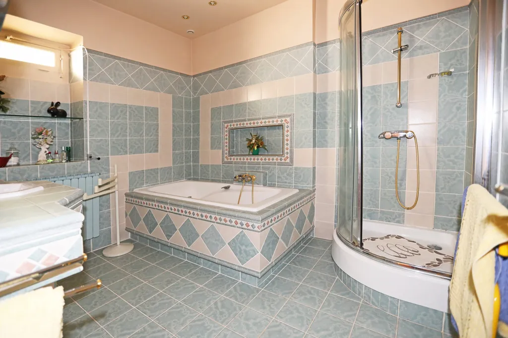 proche Avignon, propriété avec maison de gardien, piscine et parc clos.   