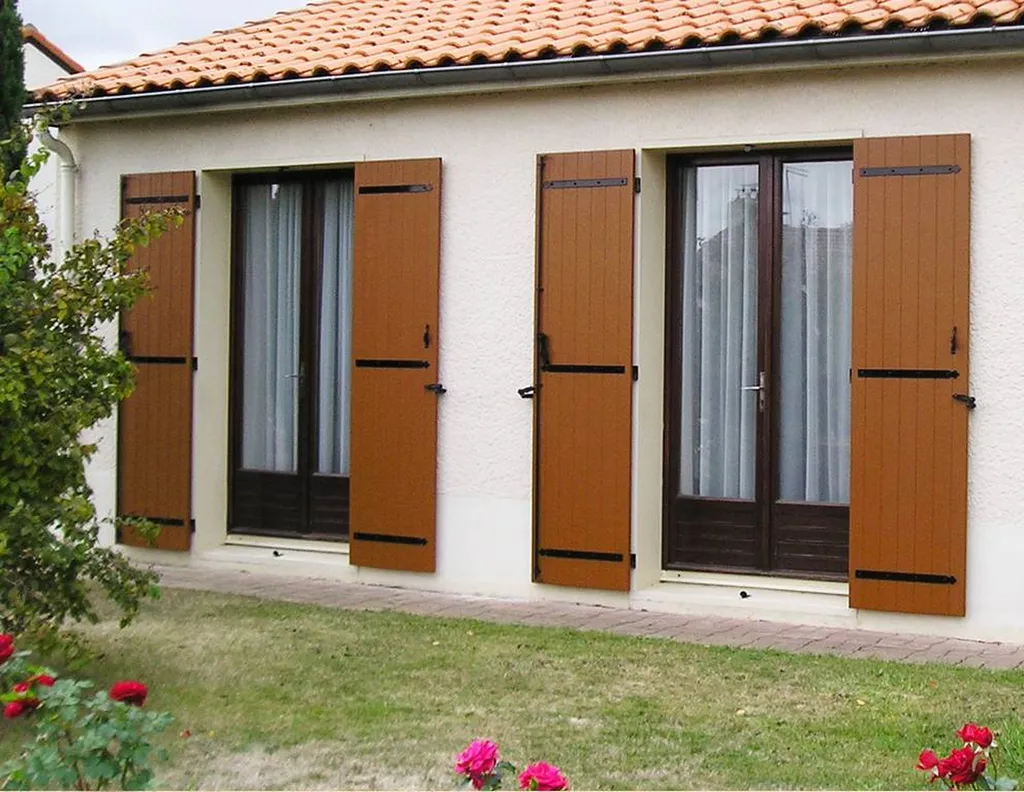 Volets Battants Marron en fibre de Verre dans l'Hérault 