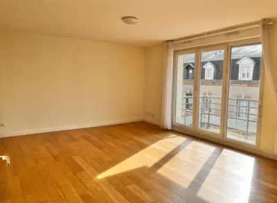 Beau studio en location de 70m², situé rue du champ des oiseaux à Bois Guillaume, 922€ charges comprises