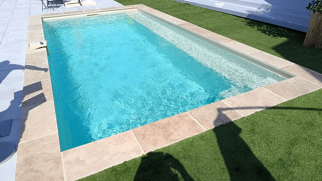piscine coque de 5m avec belle banquette dans le Var à Hyères