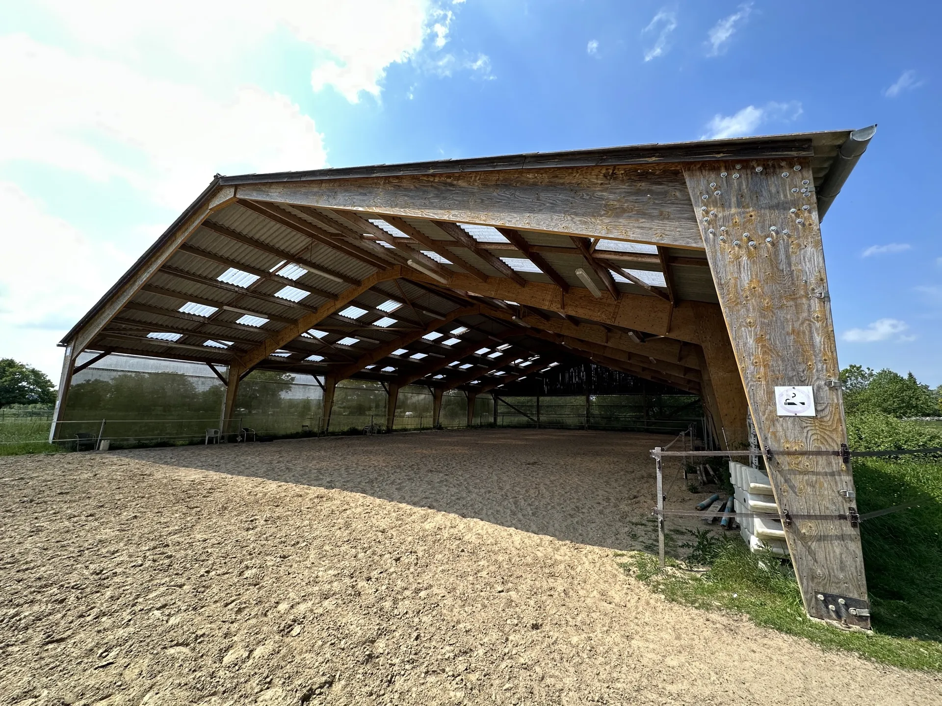 Centre équestre au coeur de la Normandie avec 20 boxes et une habitation de 150m² sur environ 6 hectares de terrain, 76.