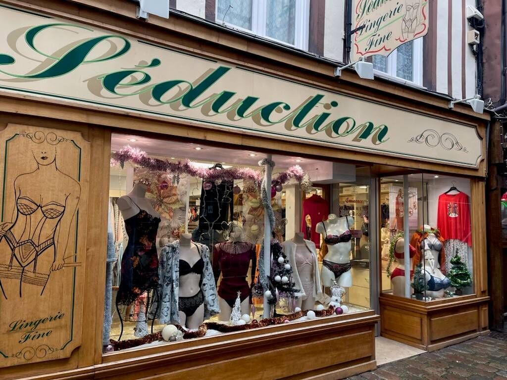 A Visiter, Lingerie dans un centre-ville animé,  dans la région de Pont-Audemer 27500