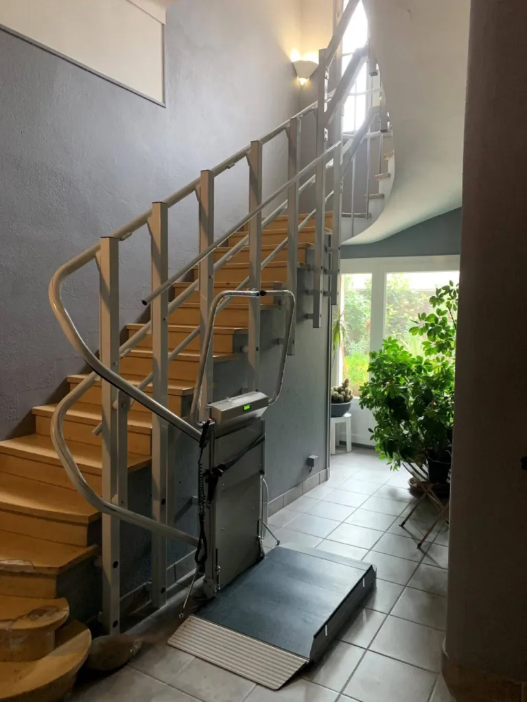 Oval'Access dépanne et entretient votre ascenseur de maison, plateforme oblique ou verticale et fauteuil monte-escalier sur Marseille, Avignon, Digne, Toulon, Cannes