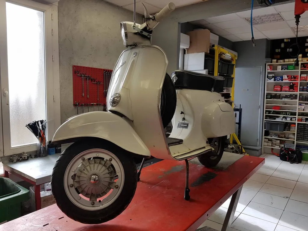 RESTAURATION VESPA PRIMAVERA 125 DE 1974 SIX FOURS LES PLAGES