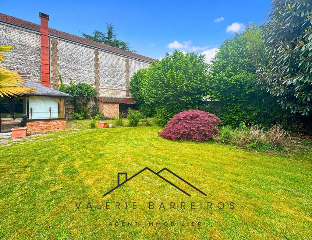 A saisir sur la commune de ST AUBIN LES ELBEUF 76410 maison de caractère de 224 m² édifiée sur 890 m²