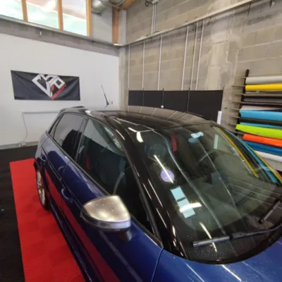 Dépose et pose de covering 3M gloss black sur Audi S1 à Clermont-Ferrand pour toit, arches et béquet