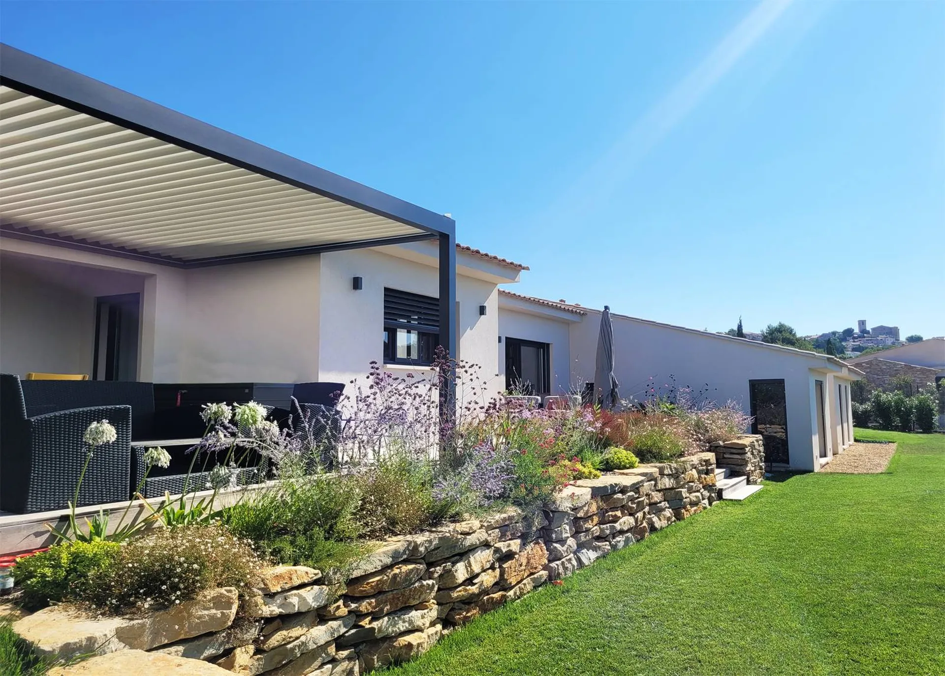 Construction de maison contemporaine de plein pied dans la charmante commune d'Eguilles dans les Bouches-du-Rhône