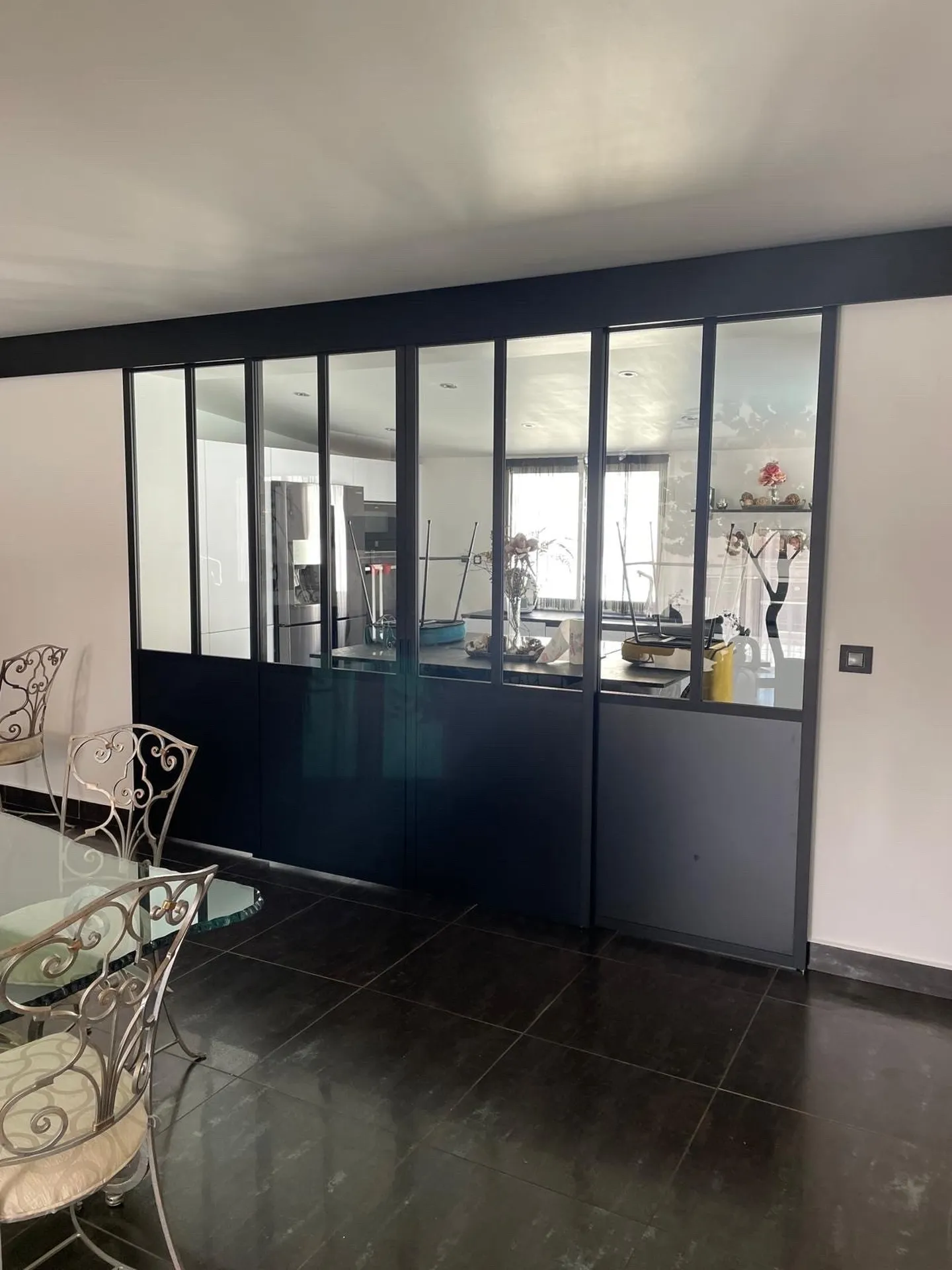 Installation d'une porte coulissante séparation de pièce style verrière