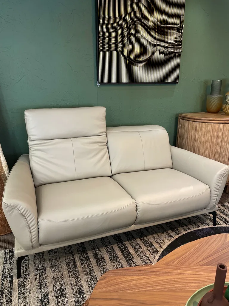 Canapé 3 places en cuir, avec têtières ajustables