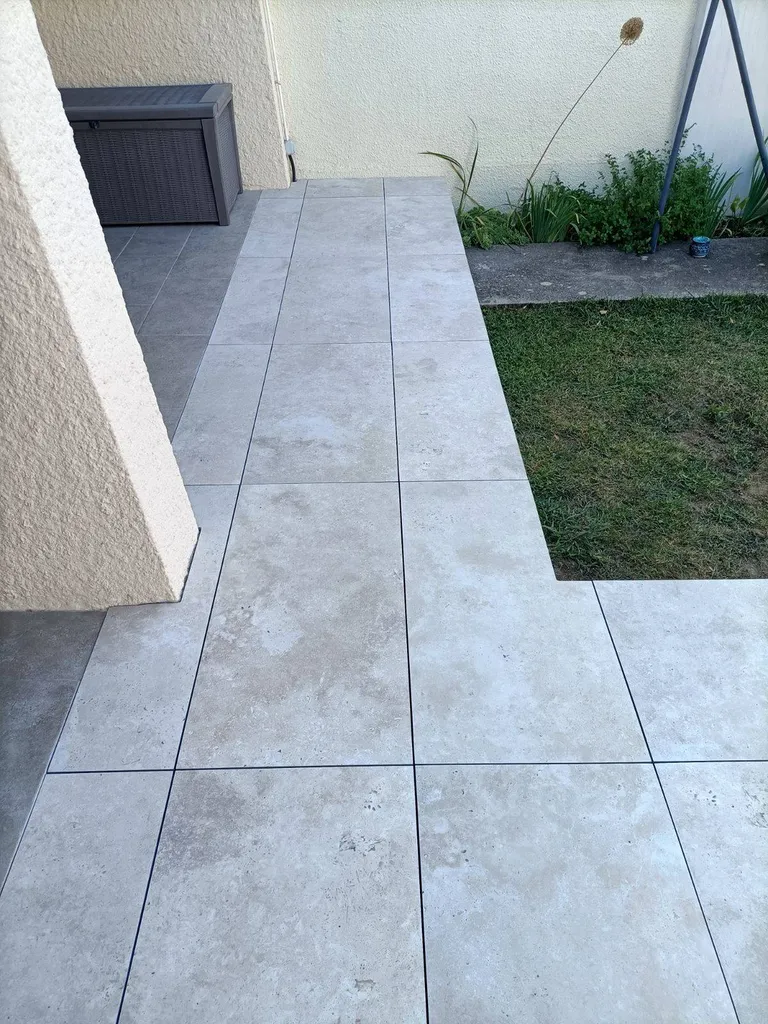 CARRELAGE GRES CERAME EFFET TRAVERTIN IZMIR  50 X 100 X 2 CM POSE SUR PLOTS (1) SUR MONTPELLIER ET VENDARGUES  – 34 – HERAULT.