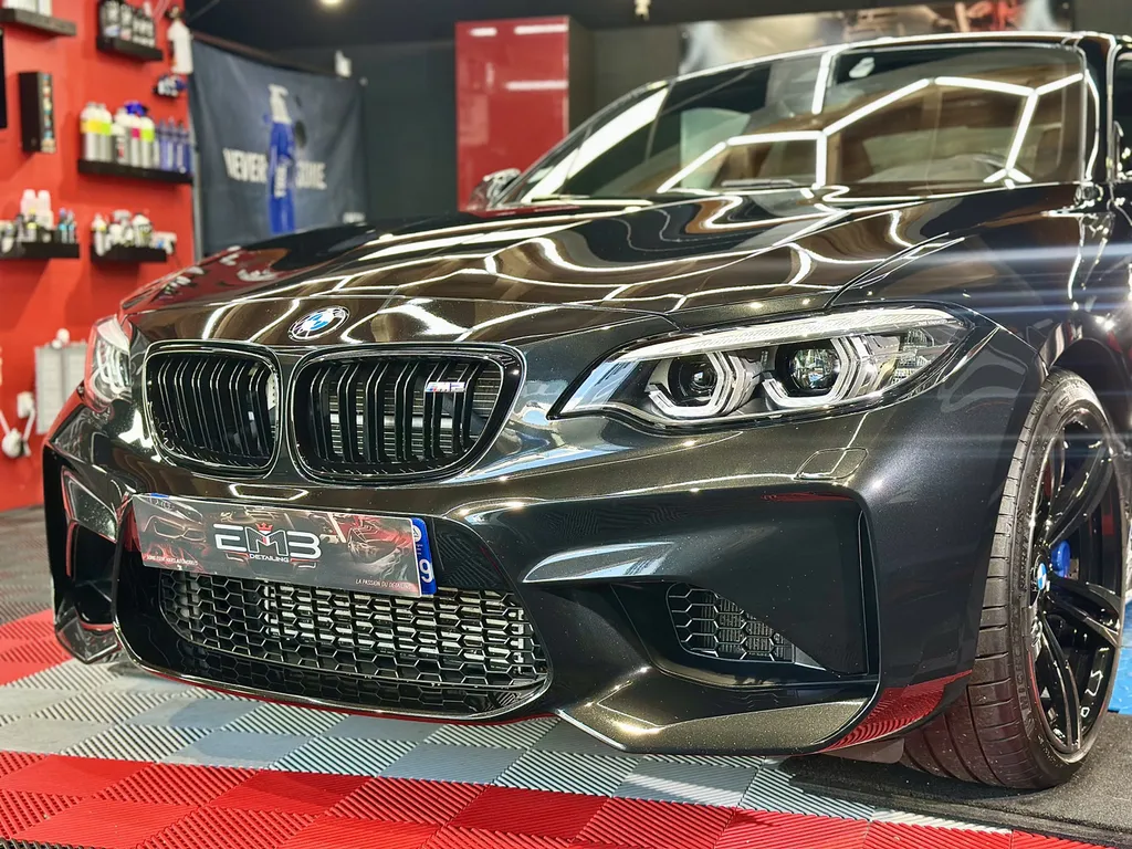 Detailing auto lyon spécialiste du traitement céramique et de la protection carrosserie sur BMW M2 voiture sportive