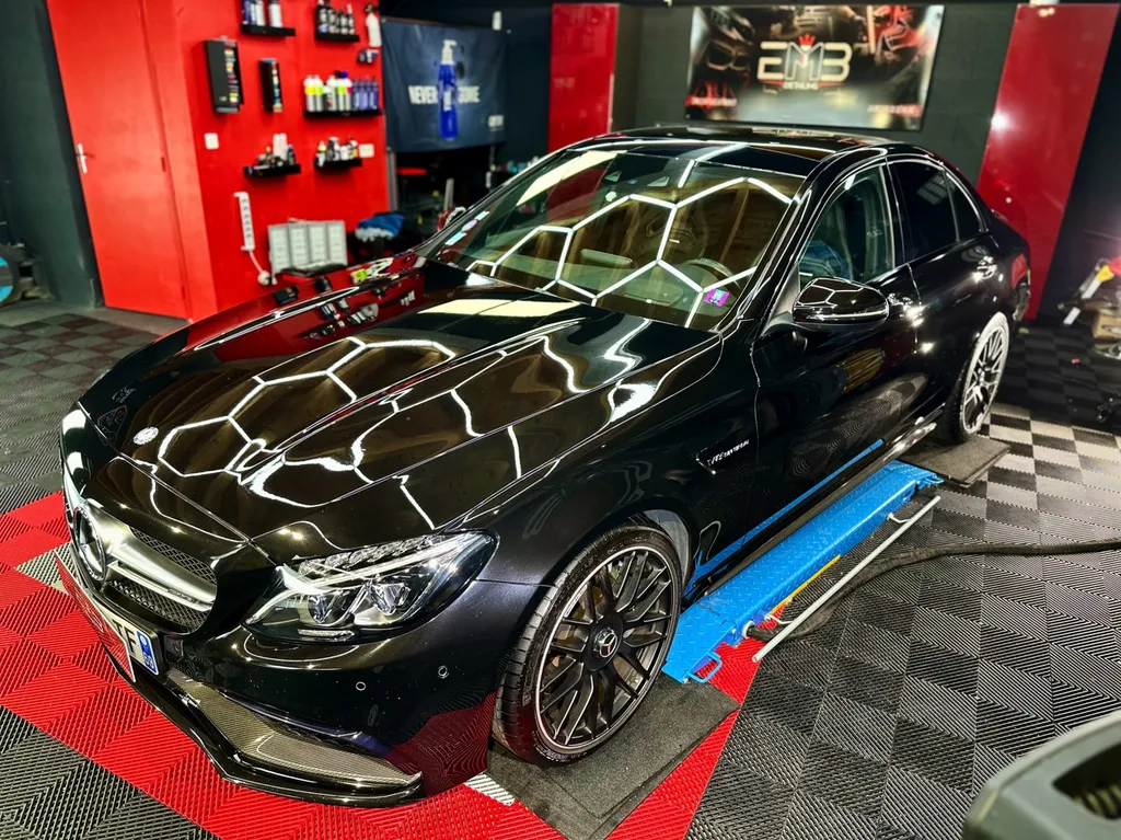 Detailing auto rénovation carrosserie lyon traitement céramique Mercedes C63 AMG