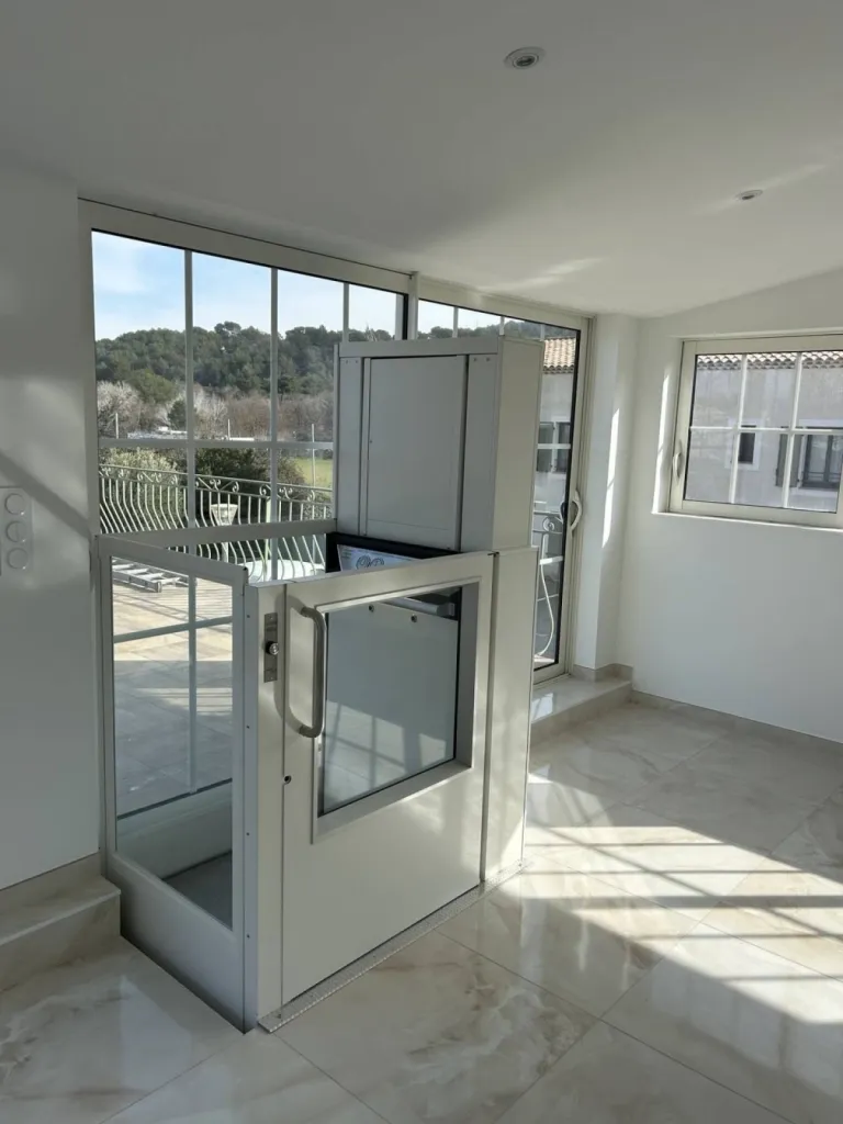 le R+1 a été vitré pour cet élévateur vertical NAMILIFT installé sur 2 niveaux près d'Aix en Provence