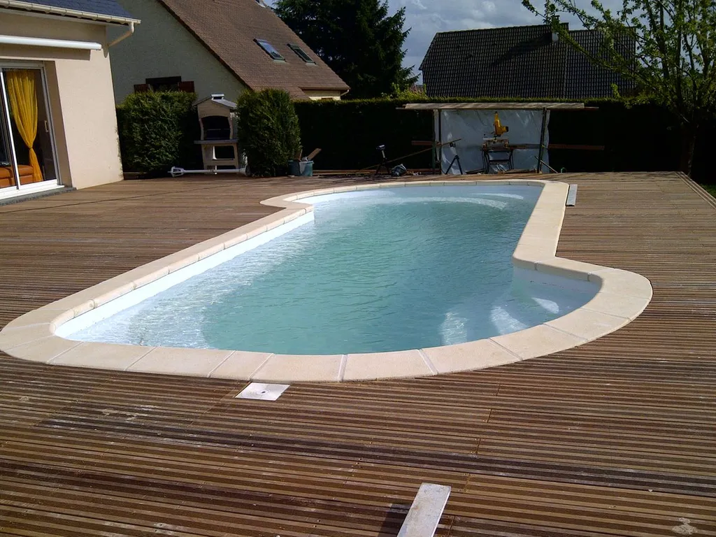 PISCINE A FOND PENTE - 40 %