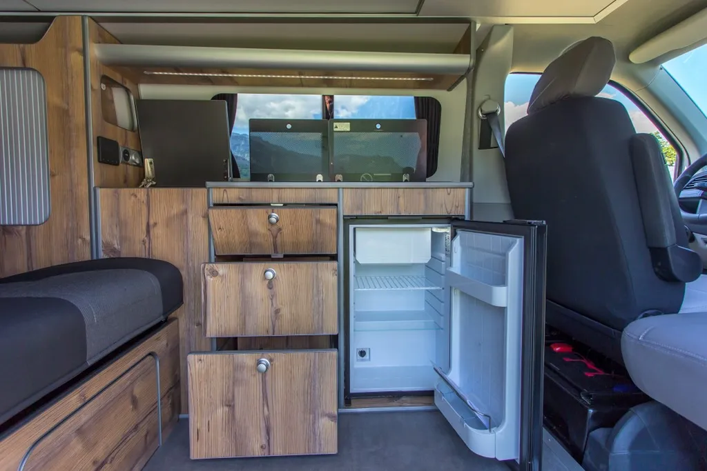 Aménagement intérieur sur-mesure VW Transporter T6 Court avec banquette Reimo et finition bois vieilli à Chambéry en Savoie