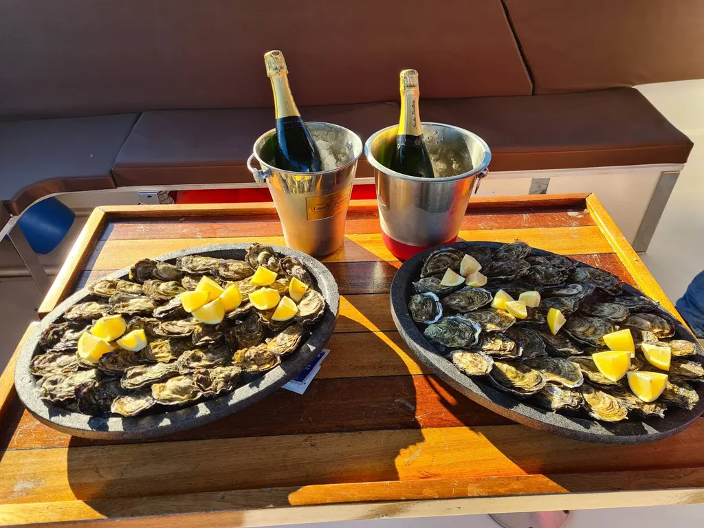 Dégustation à bord du Beacher V10 sur le bassin d'Arcachon