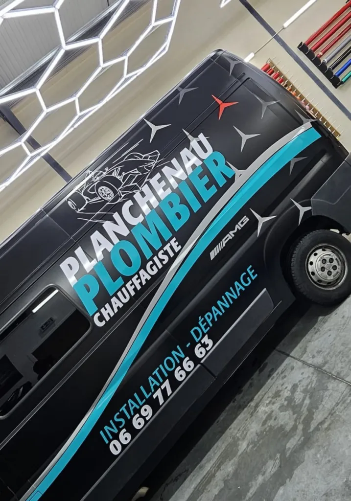 Flocage publicitaire pour un camion professionnel proche de Bordeaux avec numéro de téléphone, adresse et logo d'entreprise