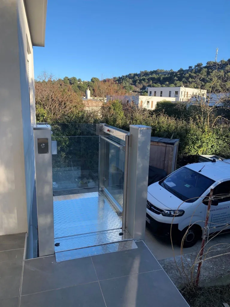 Les boutons d'appels permettent de manoeuvrer la plateforme verticale Barduva RB 150 en extérieur à Carnoux près de Marseille