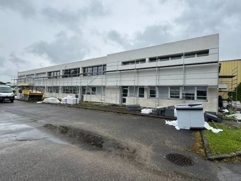 Pose de menuiseries aluminium avec stores toile intérieurs + porte d'accès dans un bâtiment industriel à Vaulx-en-Velin près de Lyon
