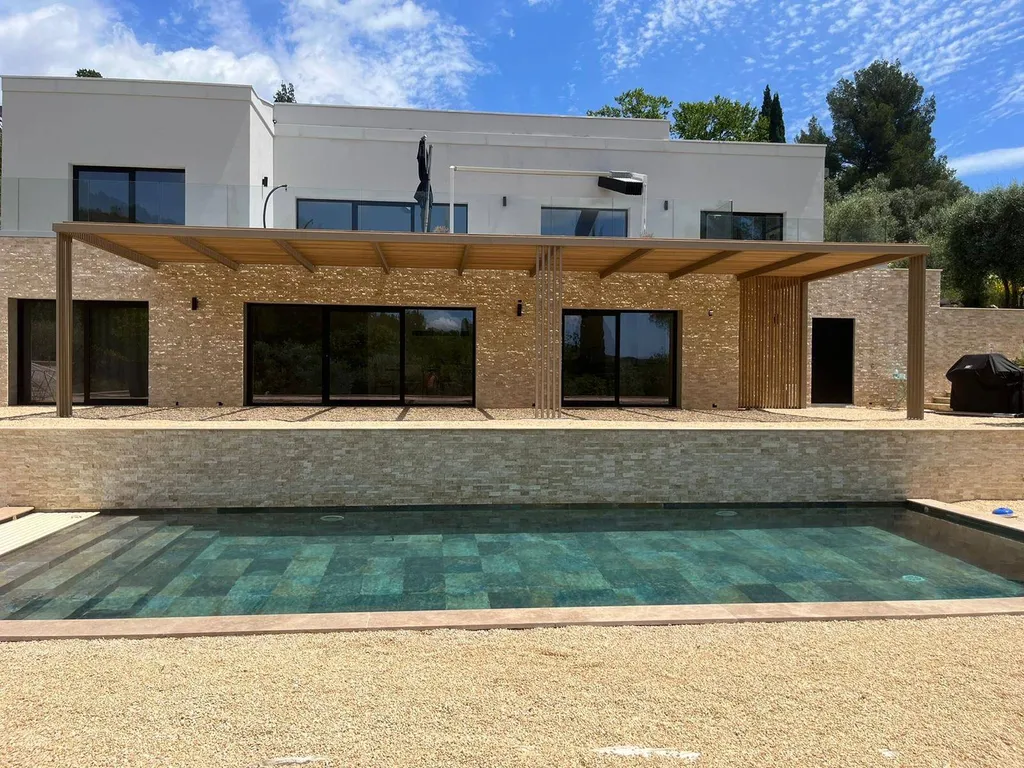artisan pour Pergola acier et bois exotique à Cannes