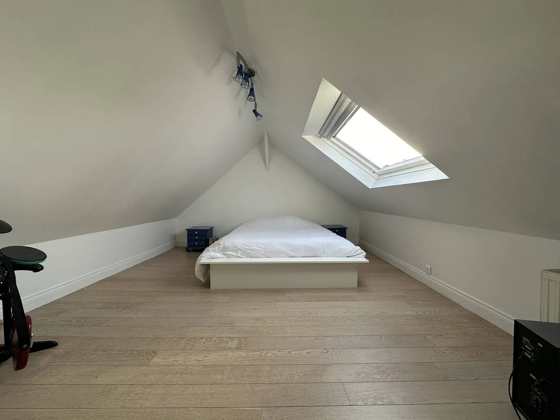 **Propriété de caractère à vendre avec accès rapide à Paris** : À seulement 2 heures de Paris par l’A13 et 40 minutes de Rouen par la N27, offrant un accès facile aux grandes villes et aux axes autoroutiers.