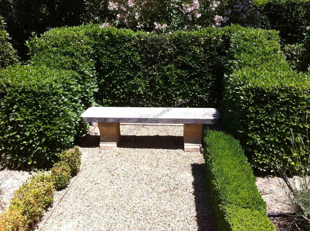 Tables avec bancs en pierre