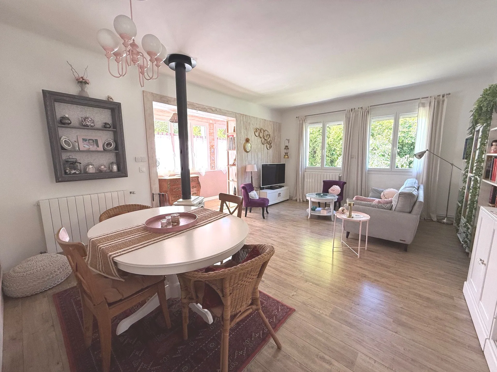 Vente - Carnoux en Provence Villa de Type 4 en excellent état, édifiée sur une terrain plat paysager de 1235m² et située proche du centre ville.