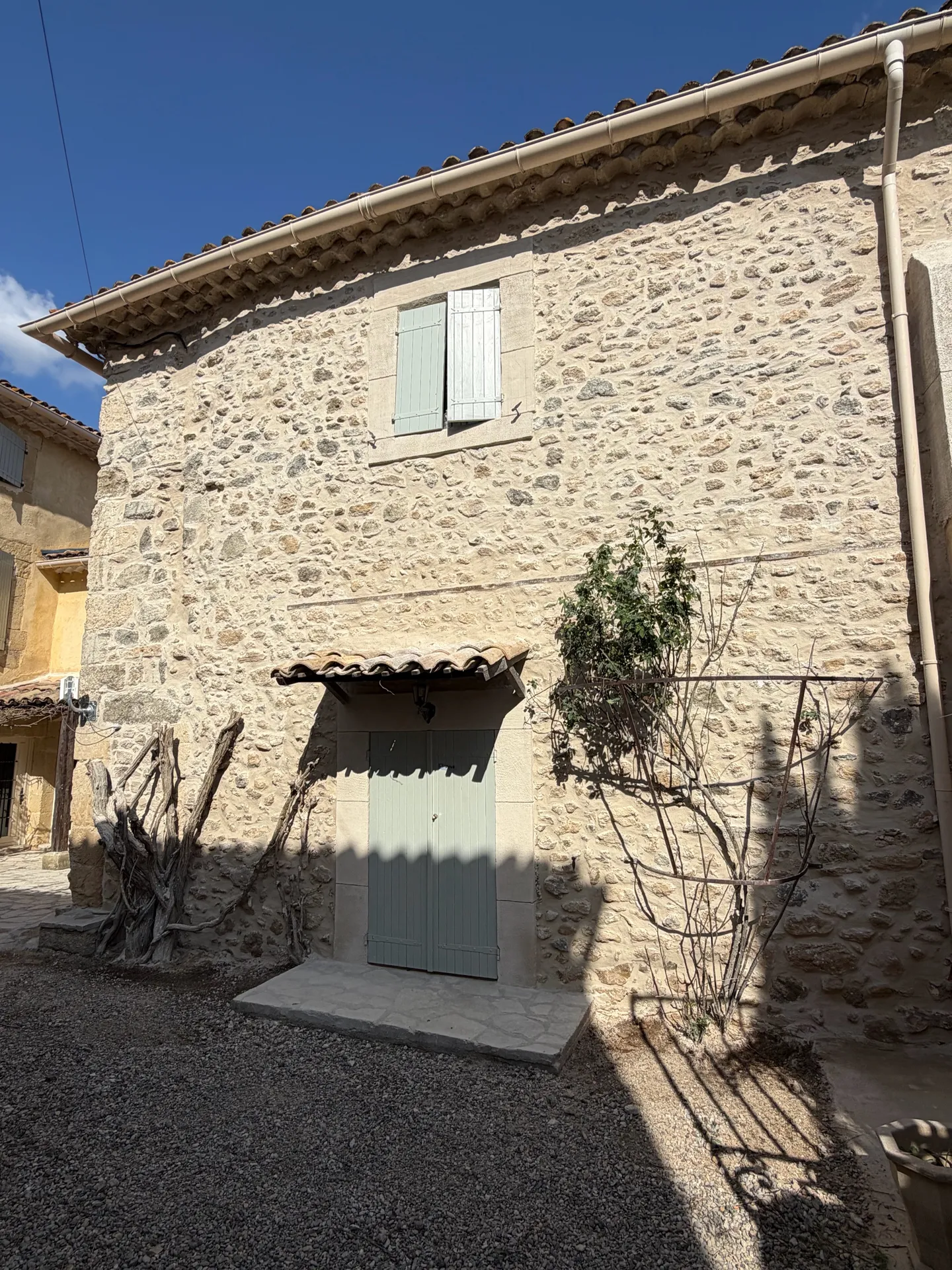 Rejointoiement des pierres avec des enduits à la chaux au Domaine St Pierre à Servian proche de Béziers