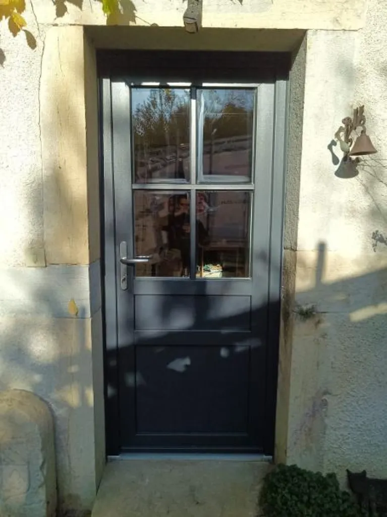 Installation d'une porte d’entrée en PVC Premium Ouvertures Excellence et fenêtres isolantes double vitrage à Fauverney en Côte-d’Or