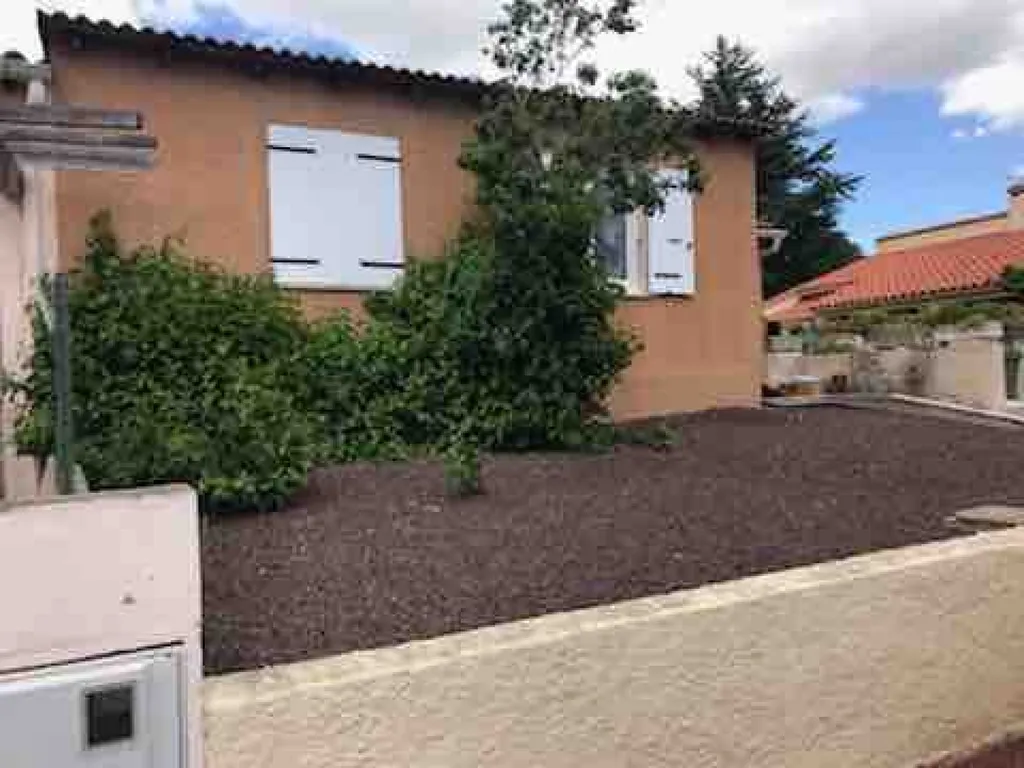 Facade en pierre taillée à Saint-Estève près de Perpignan dans les Pyrénées Orientales