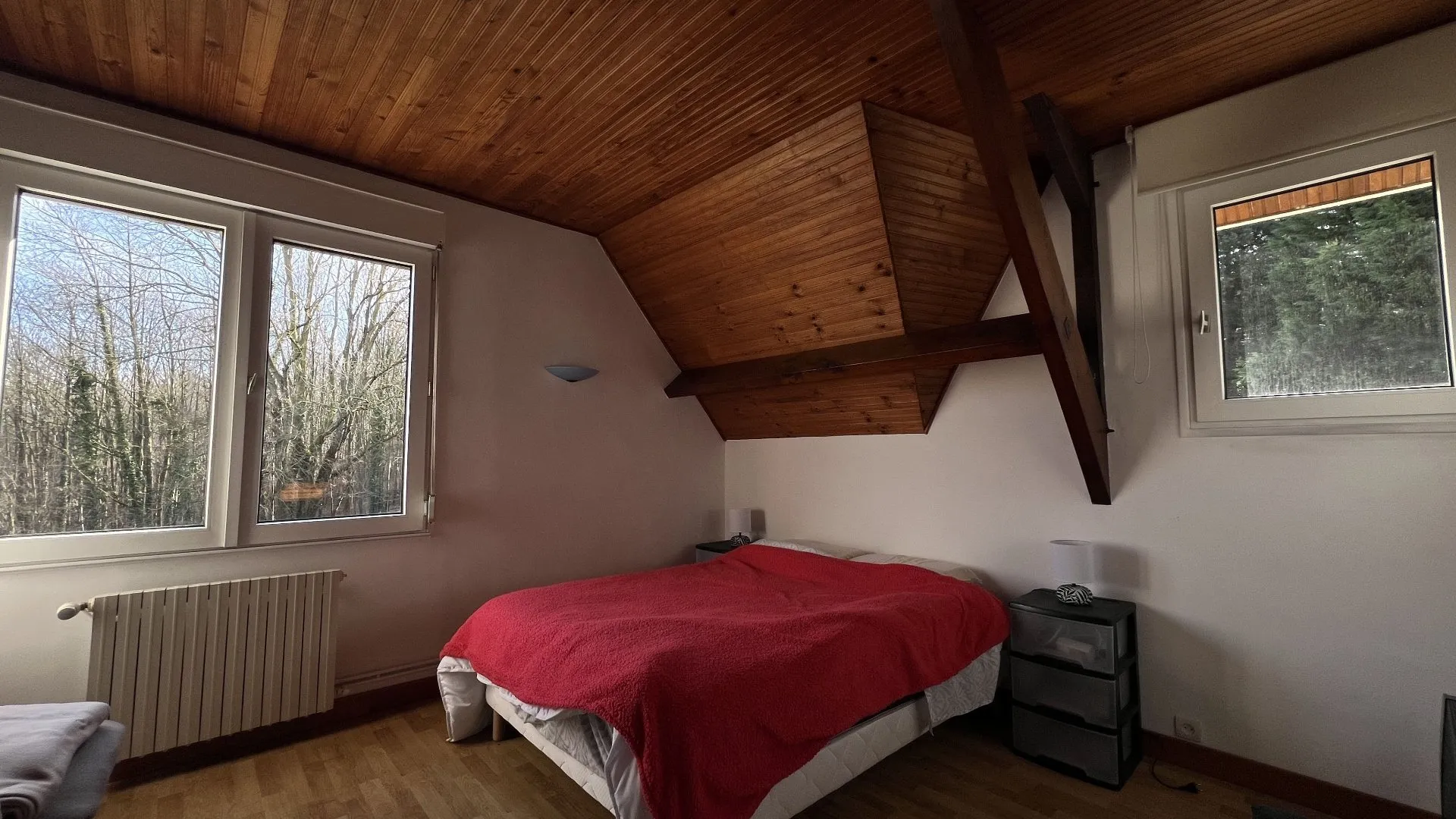 Maison d'Architecte, située à pont-et-Marais de 197 m², Parc paysager de 2 552 m² avec bois privatif