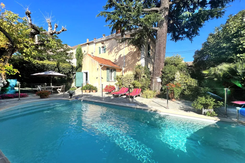 Carpentras - Maison de maitre XVIIIᵉ avec jardin et piscine au coeur de ville