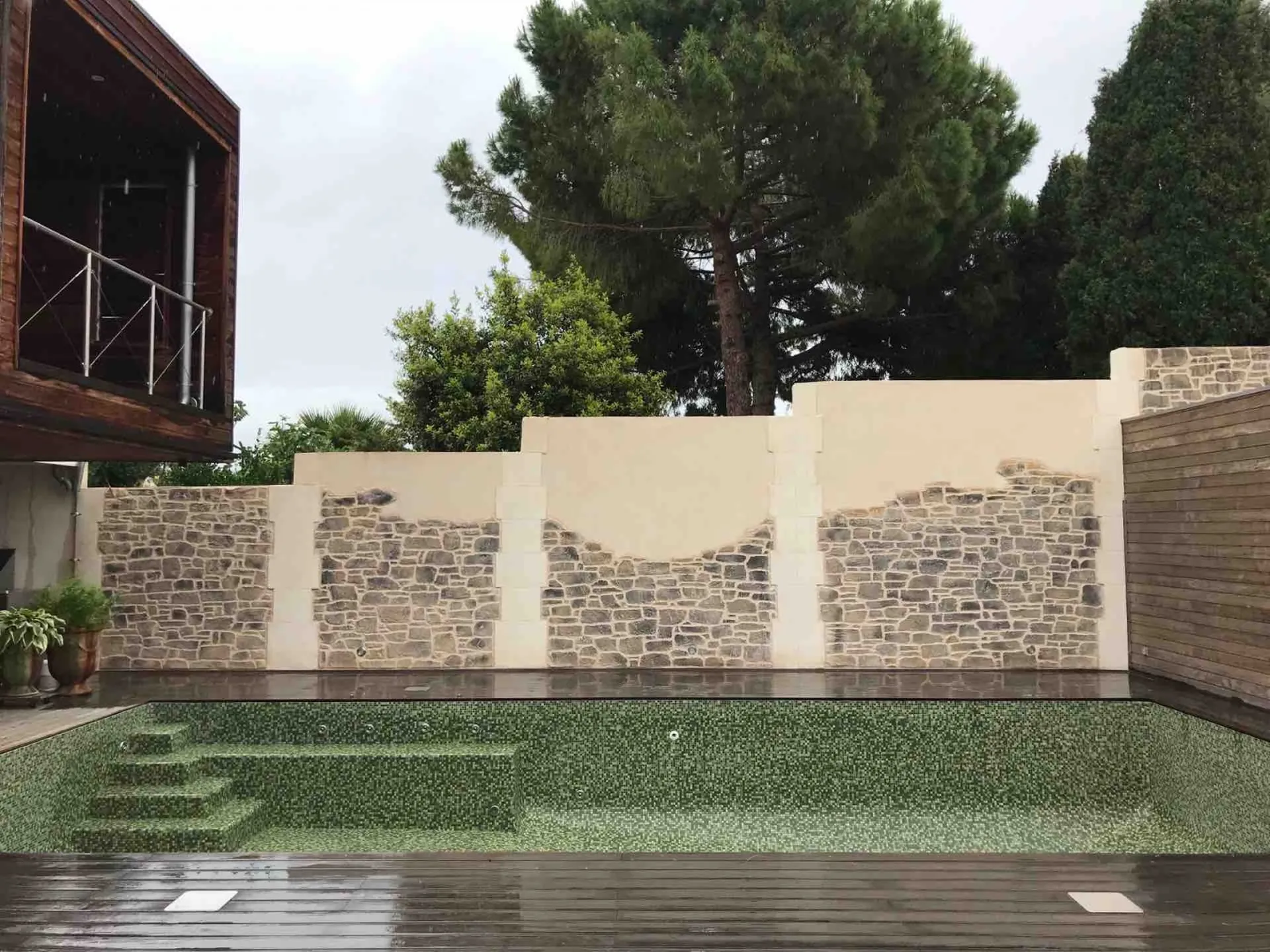 clôtures en cascades de pierres avec piliers sur joints de dilatation à Marseillan 