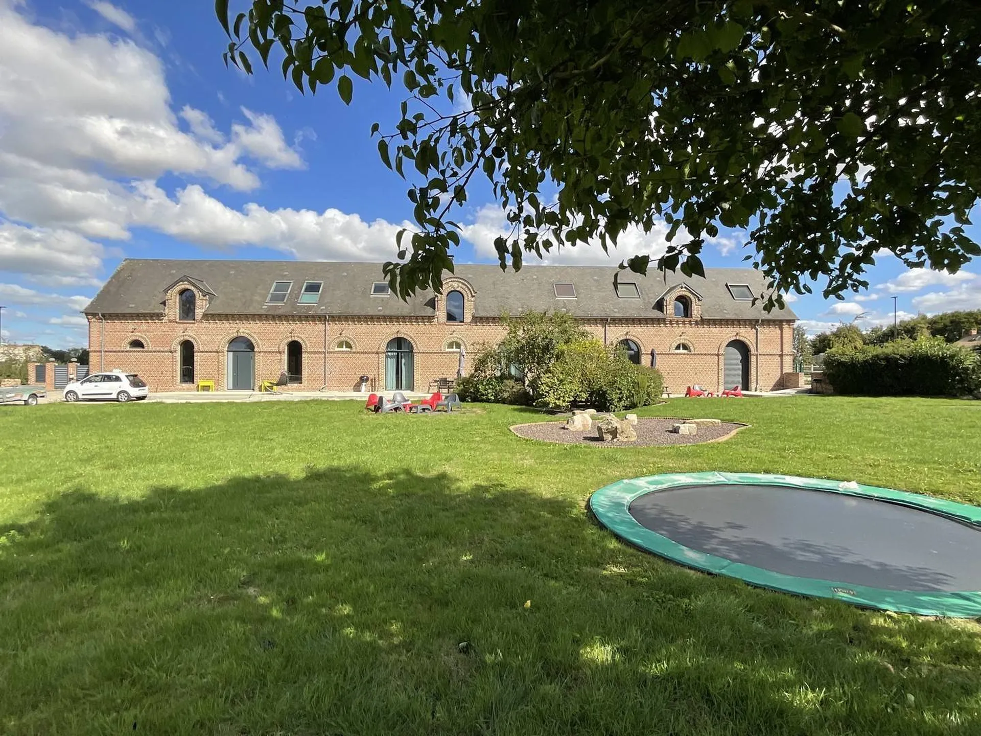 A vendre propriété bâtie en 1870 avec des matériaux de qualité, offrant une superficie d'environ 336m² habitables