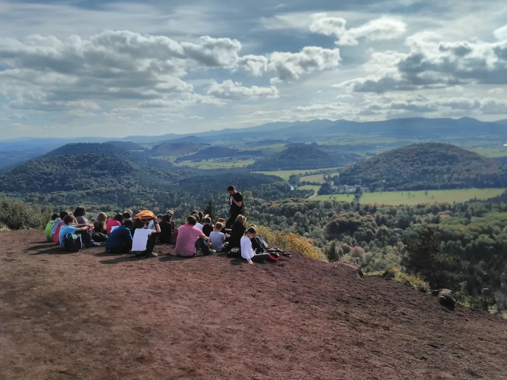 Grand gîte de groupe scolaire à Pontgibaud dans le Massif Central vers Lemptégy : pension complète, 134 couchages et espaces pour classe découverte géologie