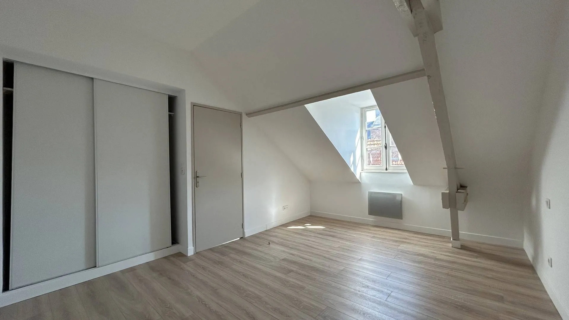 À vendre : Deux chambres, deux salles de bains et une belle luminosité dans un cadre normand privilégié.