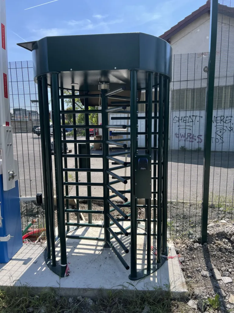 Installation d'un système de contrôle d'accès ALCEA sur un site industriel SNCF à Annemasse pour la gestion des entrées sur le site avec pose de bornes VL PL de 2.50m et étrier de protection