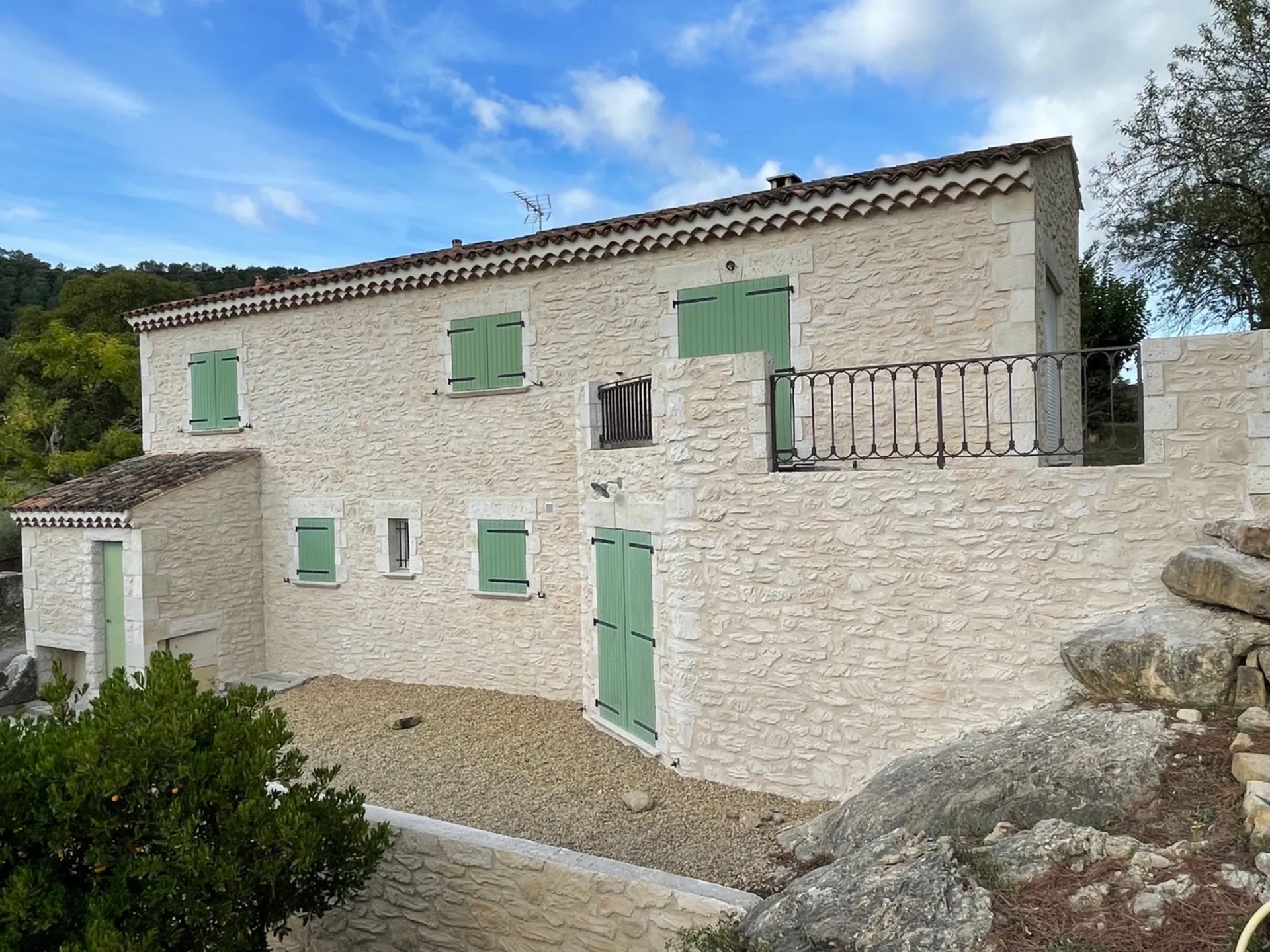Rénovation des façades en pierre sur une ancienne bâtisse à Cessenon sur Orb proche de Béziers.