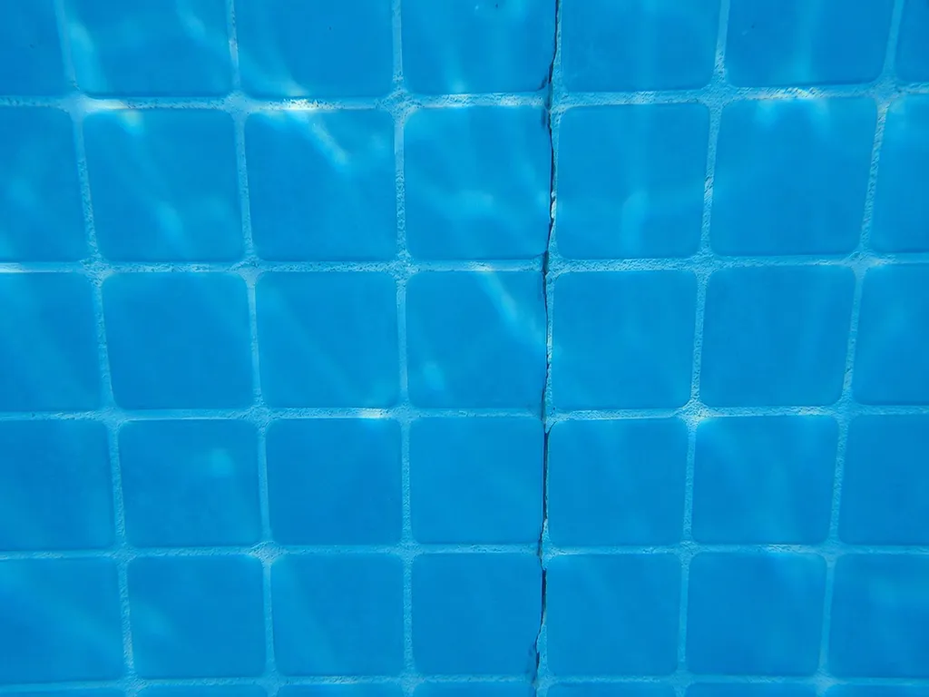 Recherche de fuite sur piscine béton carrelée dans les Bouches-du-Rhône – détection et réparation sur structure béton et carrelage à Aix-en-Provence, Marseille et Les Pennes-Mirabeau