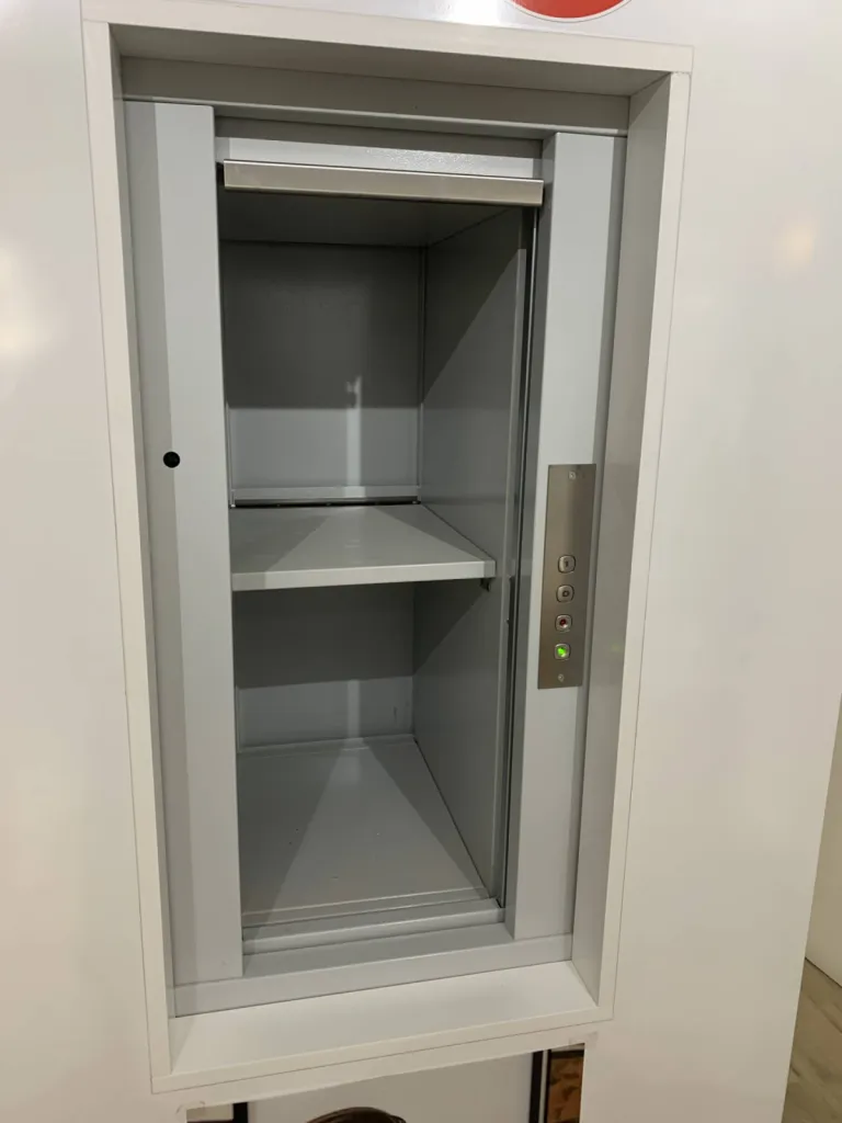 Accessibilité maximale pour les équipes avec ce monte plats hydraulique HIDRAL au sein d'un cabinet dentaire à Marseille