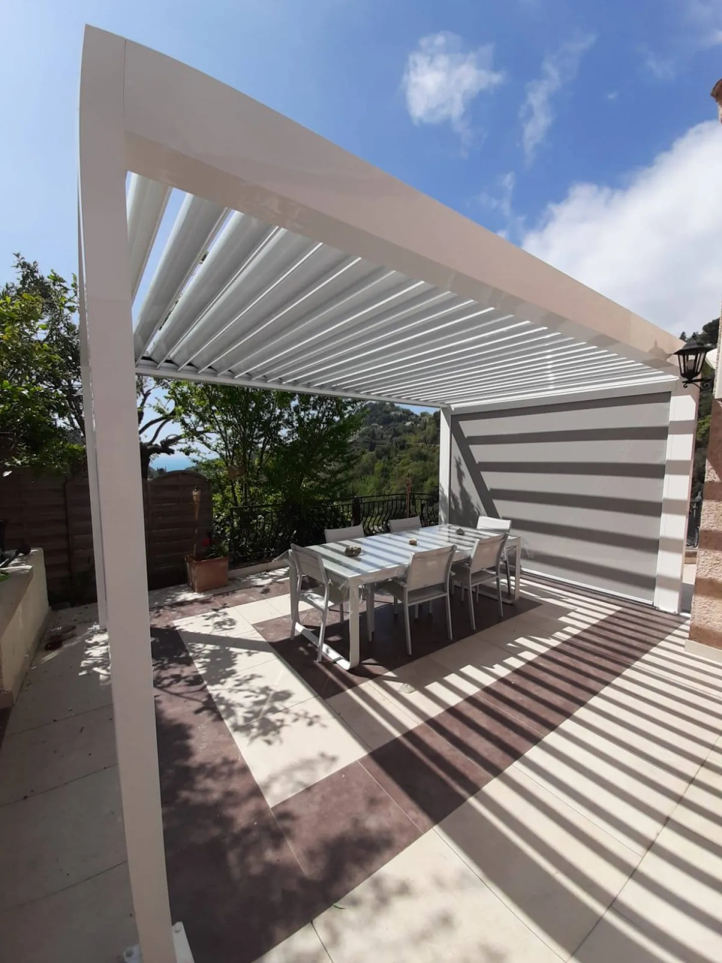 Installation de Pergola bioclimatique sur mesure pas chère à Nice dans le 06