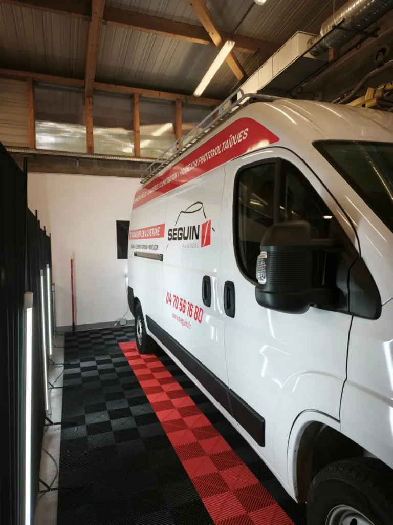 Floquage personnalisé pour véhicule Seguin Duteriez à Clermont-Ferrand avec marquage professionnel et visibilité optimale