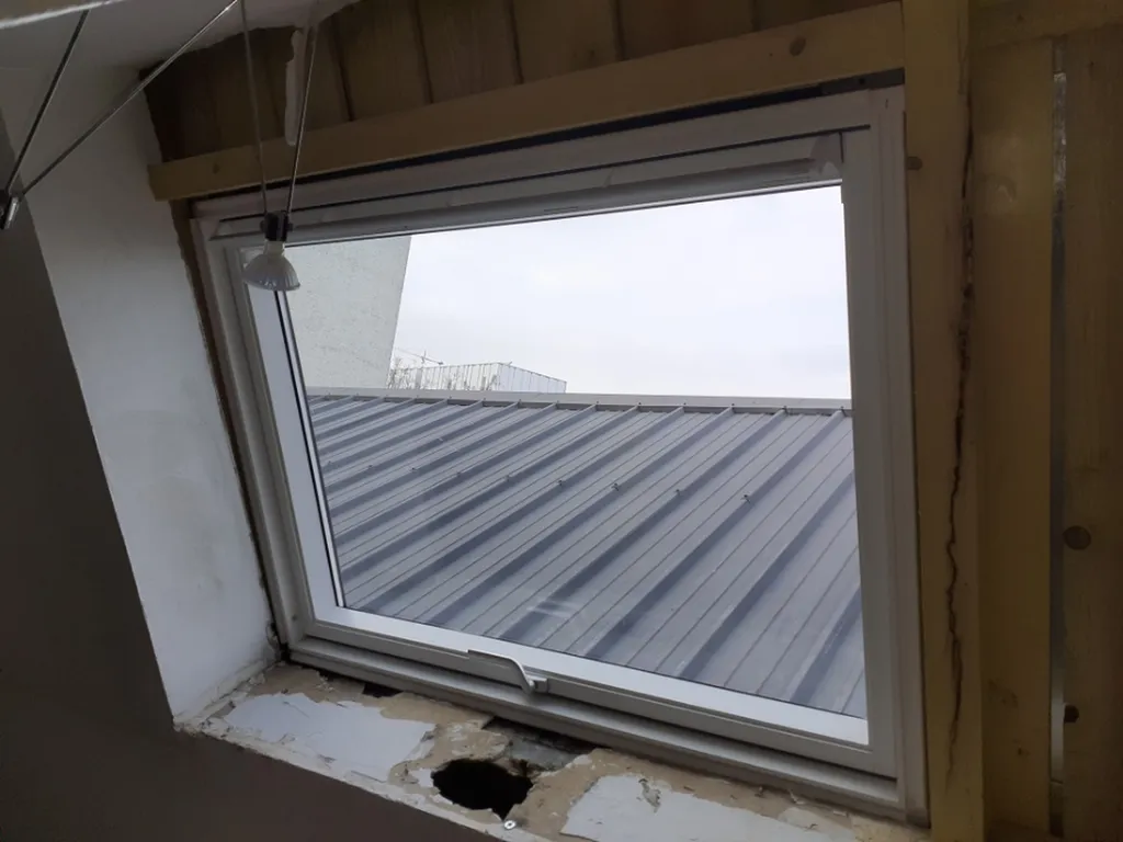 Travaux de remplacement de fenêtre de toit avec pose et raccordement pour garantir une étanchéité optimale et une isolation performante