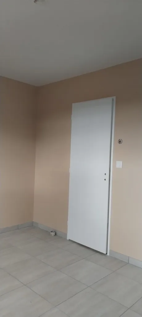 Pavillon neuf de plein pied finition velours au pistolet airless avec ces murs de couleurs près d' ÉVREUX 