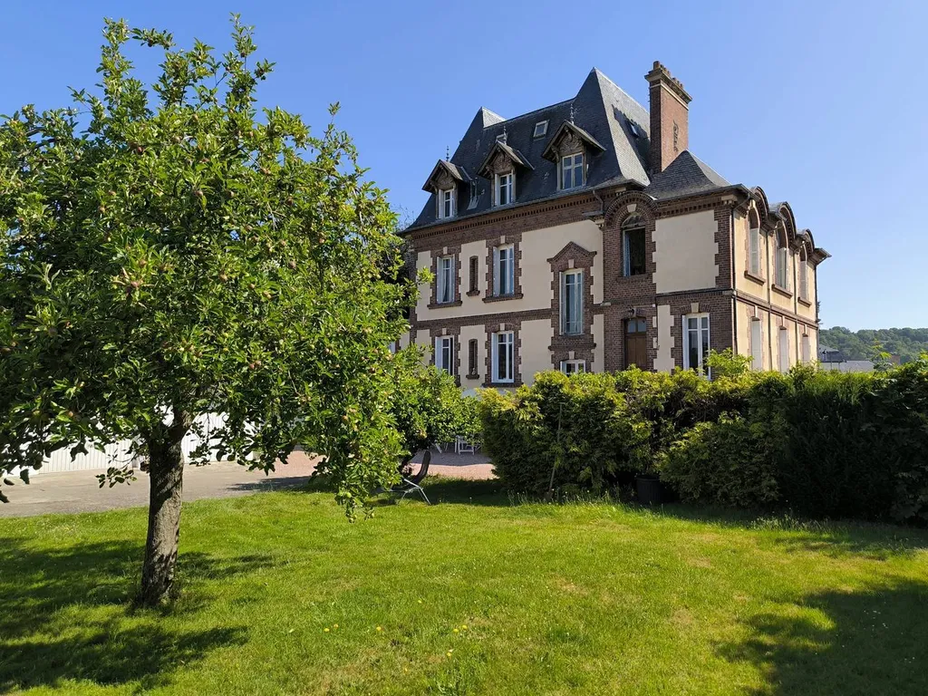 A VENDRE - AU CŒUR DU CENTRE VILLE DE PONT-AUDEMER, MAISON BOURGEOISE STYLE NAPOLEON III, JARDIN DE 1395 M² ET GARAGES